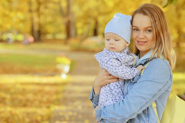 Moeder Houden Baby Haar Armen Herfst Park Outdoor Familie Achtergrond — Stockfoto