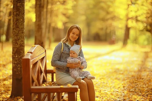 Anya Gazdaság Baba Karjaiban Őszi Park Szabadtéri Családi Háttér Ősz — Stock Fotó