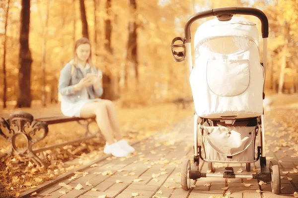 Vue Sur Poussette Depuis Les Jambes Arrière Maman Marcher Automne — Photo