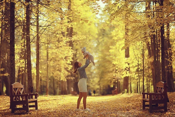 Mama Rzuca Dziecko Górę Jesienny Park Szczęście Żółty Natura Upadek — Zdjęcie stockowe