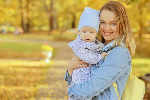 Moeder Houden Baby Haar Armen Herfst Park Outdoor Familie Achtergrond — Stockfoto