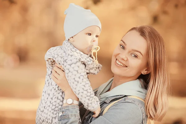 Mama Trzyma Dziecko Ramionach Jesienny Park Plenerowe Tło Rodzinne Jesień — Zdjęcie stockowe