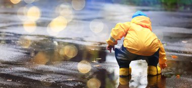 Çocuk parkı sarısı, eğlenceli mevsimlik ıslak su geçirmez açık hava kıyafetleri.