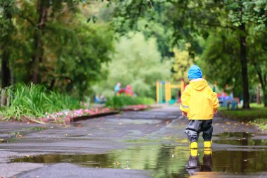 Çocuk parkı sarısı, eğlenceli mevsimlik ıslak su geçirmez açık hava kıyafetleri.