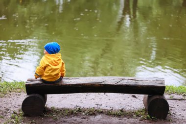 Çocuk parkı sarısı, eğlenceli mevsimlik ıslak su geçirmez açık hava kıyafetleri.