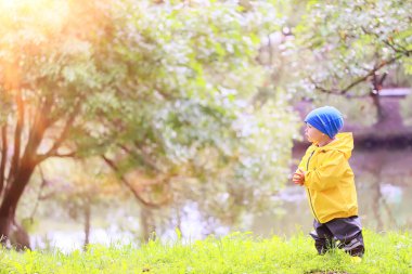 Çocuk parkı sarısı, eğlenceli mevsimlik ıslak su geçirmez açık hava kıyafetleri.