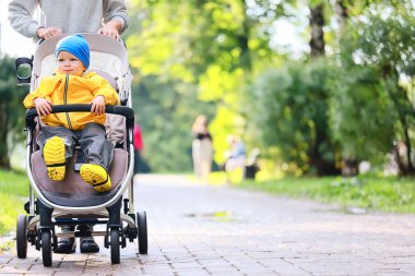 Bir bebek arabasında sonbahar yürüyüşü çocuk, sokak şehir manzarası