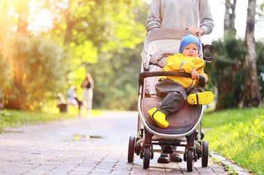 Bir bebek arabasında sonbahar yürüyüşü çocuk, sokak şehir manzarası