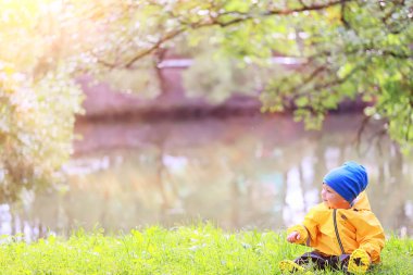 Çocuk parkı sarısı, eğlenceli mevsimlik ıslak su geçirmez açık hava kıyafetleri.