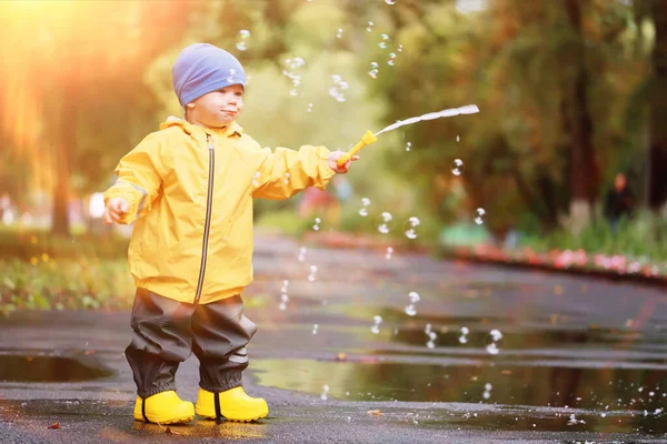 Menino Brincando Livre Poças Outono Infância Sapatos Borracha Capa Chuva — Fotografia de Stock