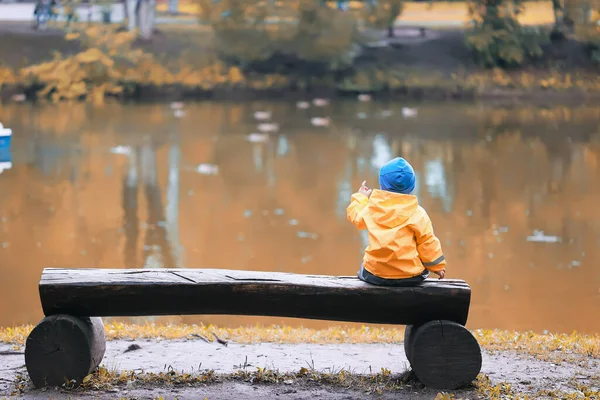 Осень Парке Маленький Мальчик Прогуливается Дождевике Сезонный Вид — стоковое фото
