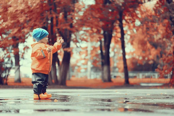 Jesień Parku Mały Chłopiec Spacerujący Płaszczu Przeciwdeszczowym Sezonowy Wygląd — Zdjęcie stockowe
