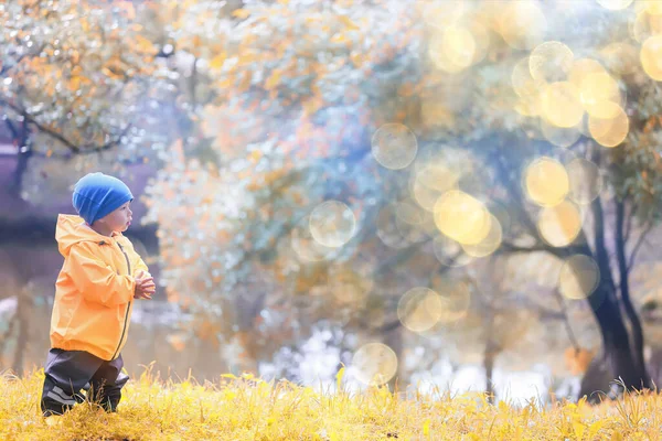 Веселая Прогулка Ребенка Дождевик Осень Сезонная Водонепроницаемая Прогулка Открытом Воздухе — стоковое фото
