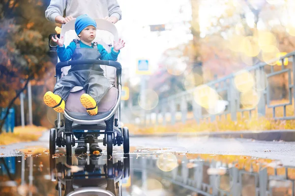 Passeggiata Autunnale Bambino Passeggino Strada Paesaggio Urbano Esterno — Foto Stock