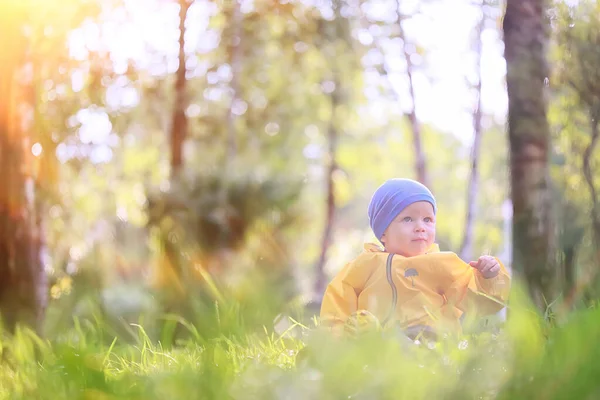 子供の花レインコートウォーク防水服の季節の春の子供 — ストック写真