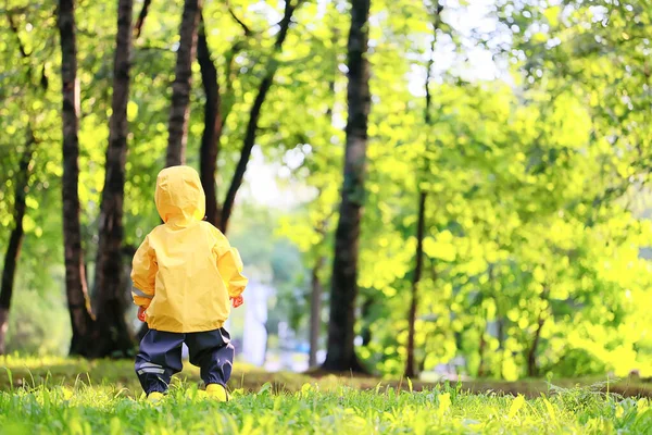 子供の花レインコートウォーク防水服の季節の春の子供 — ストック写真