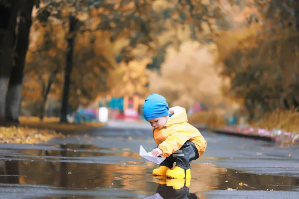 Outono Parque Menino Andando Look Sazonal Capa Chuva — Fotografia de Stock