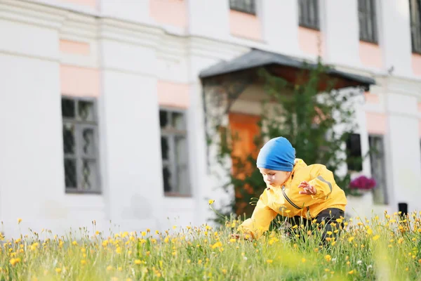 Gelber Regenmantel Boy Look Herbstspaziergang Park — Stockfoto