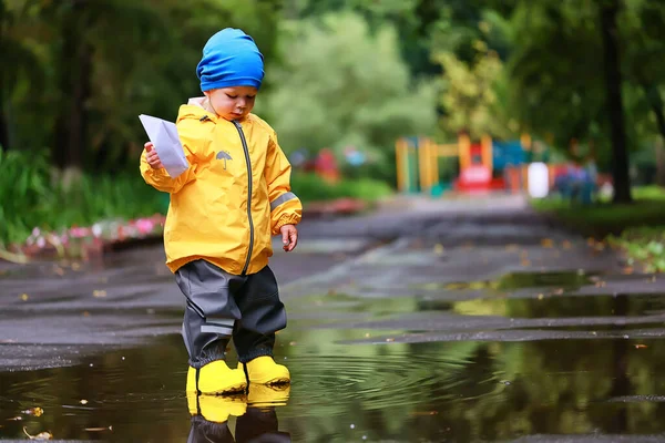 Birikintilerinde Dışarıda Oynayan Çocuk Sonbahar Çocukluğunda Lastik Ayakkabılar Sarı Yağmurluklar — Stok fotoğraf