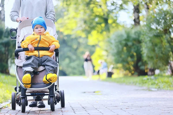 Imperméable Jaune Garçon Look Automne Promenade Saisonnière Dans Parc — Photo