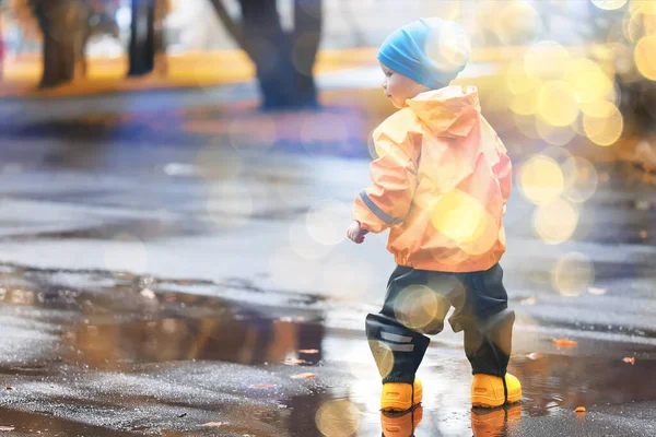 Eğlenceli Yürüyüş Çocuk Yağmurluğu Sonbahar Mevsimsel Geçirmez Açık Hava Yürüyüşü — Stok fotoğraf