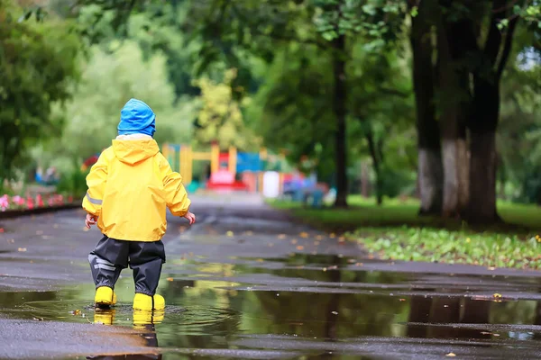 Menino Brincando Livre Poças Outono Infância Sapatos Borracha Capa Chuva — Fotografia de Stock