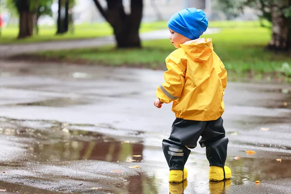 Look Menino Capa Chuva Amarela Outono Passeio Sazonal Parque — Fotografia de Stock