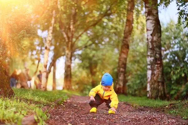 Spaziergang Kind Regenmantel Herbst Saisonale Wasserdichte Outdoor Spaziergang — Stockfoto