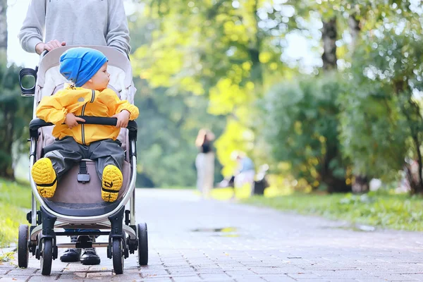 Passeggiata Autunnale Bambino Passeggino Strada Paesaggio Urbano Esterno — Foto Stock