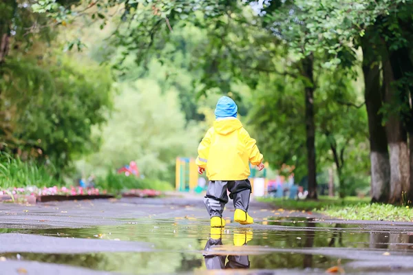 Sárga Esőkabát Fiú Megjelenés Őszi Szezonális Séta Parkban — Stock Fotó