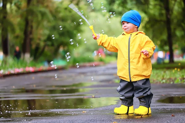 Menino Brincando Livre Poças Outono Infância Sapatos Borracha Capa Chuva — Fotografia de Stock