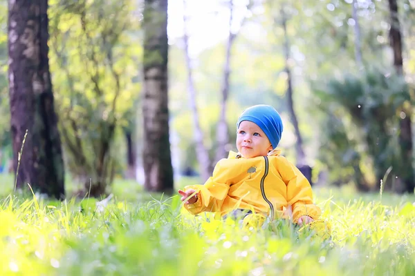 孩子们穿雨衣散步 秋天的季节孩子穿防水衣服 — 图库照片