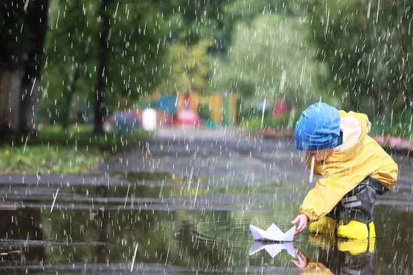 雨走男孩 秋天在公园里的雨滴和水坑里的孩子 — 图库照片
