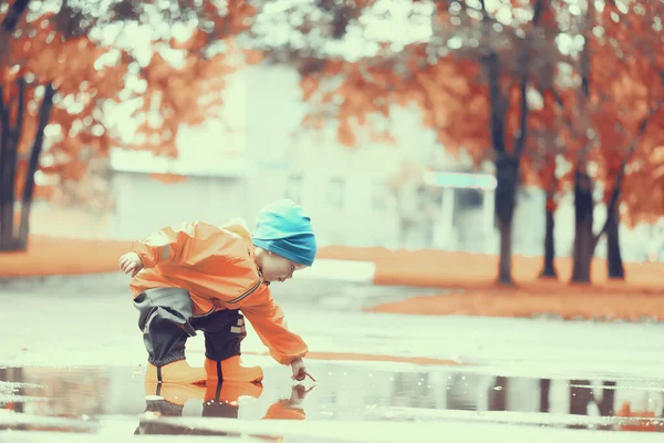 Outono Parque Menino Andando Look Sazonal Capa Chuva — Fotografia de Stock