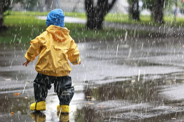 Regenwandeling Jongen Herfst Het Park Regendruppels Plassen Kind — Stockfoto