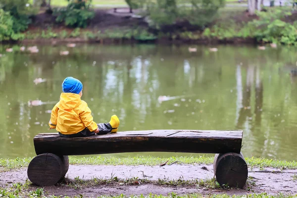 Look Menino Capa Chuva Amarela Outono Passeio Sazonal Parque — Fotografia de Stock