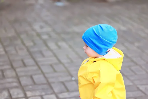 Sarı Yağmurluklu Çocuk Bak Sonbahar Mevsimi Parkta Yürüyor — Stok fotoğraf