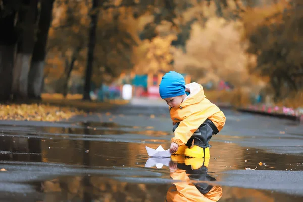 Paper Boat Puddle Game Boy Seasonal Autumn Look Raincoat Yellow — Stock Photo, Image