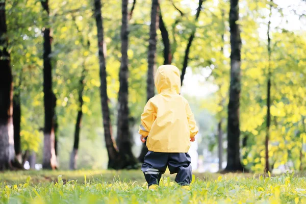 子供の花レインコートウォーク防水服の季節の春の子供 — ストック写真