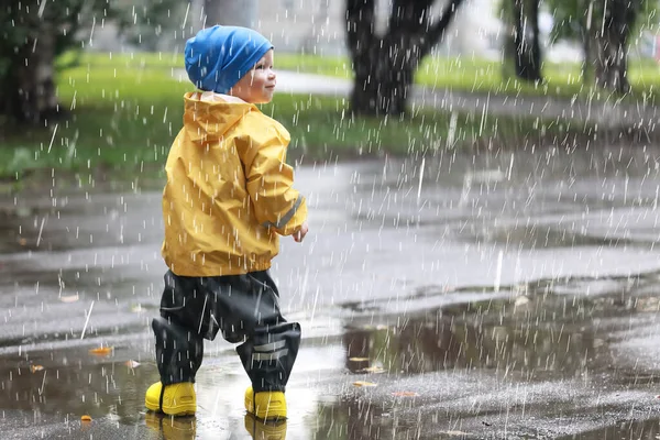 Eső Séta Fiú Ősz Parkban Esőcseppek Pocsolyák Gyermek — Stock Fotó