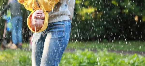 Regenwandeling Jongen Herfst Het Park Regendruppels Plassen Kind — Stockfoto