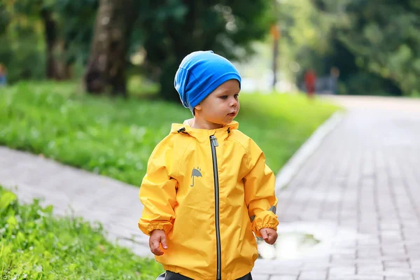 Autunno Nel Parco Bambino Che Cammina Impermeabile Sguardo Stagionale — Foto Stock