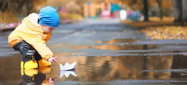 Jongen Spelen Buiten Plassen Herfst Jeugd Rubberen Schoenen Regenjas Geel — Stockfoto