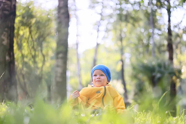 Divertente Passeggiata Bambino Impermeabile Autunno Stagionale Impermeabile Passeggiata All Aperto — Foto Stock