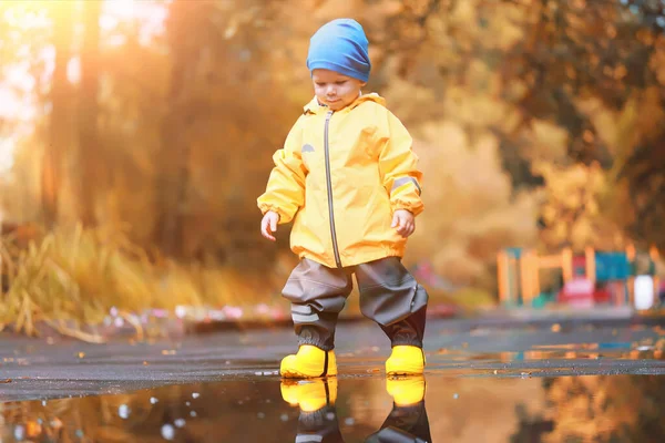 Look Menino Capa Chuva Amarela Outono Passeio Sazonal Parque — Fotografia de Stock