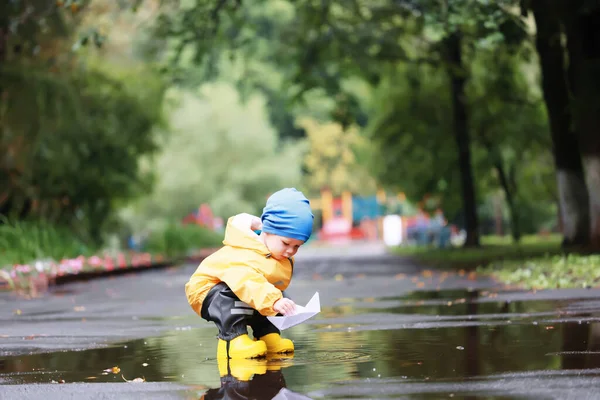 Paper Boat Puddle Game Boy Seasonal Autumn Look Raincoat Yellow — Stock Photo, Image