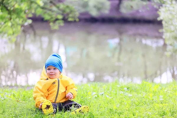 Kinderpark Regenmantel Gelb Lustige Saisonale Nasse Wasserdichte Outdoor Kleidung — Stockfoto