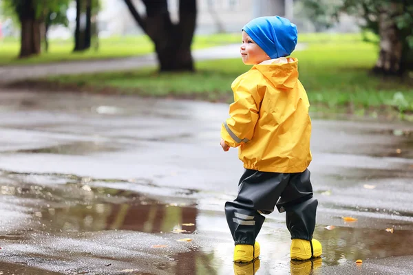 Menino Brincando Livre Poças Outono Infância Sapatos Borracha Capa Chuva — Fotografia de Stock