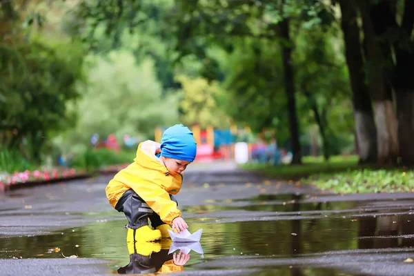 Paper Boat Puddle Game Boy Seasonal Autumn Look Raincoat Yellow — Stock Photo, Image