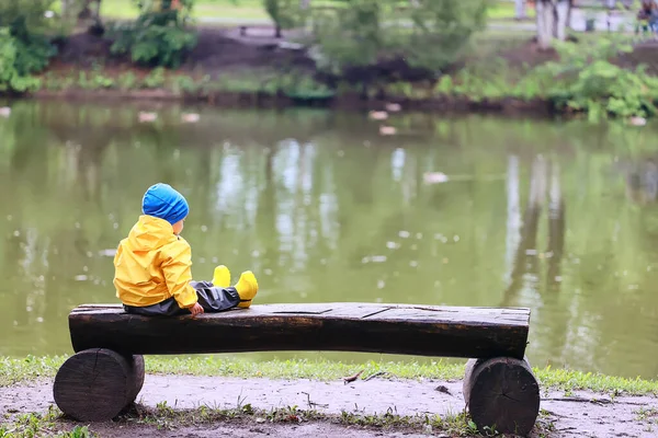 Çocuk Parkı Sarısı Eğlenceli Mevsimlik Islak Geçirmez Açık Hava Kıyafetleri — Stok fotoğraf